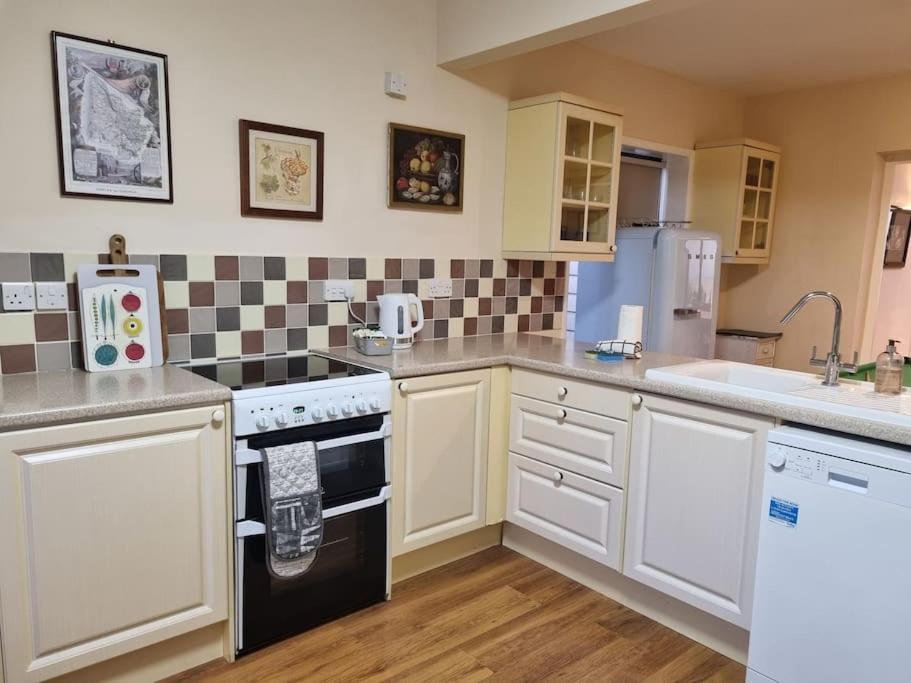 Spacious Detached Home With Beautiful Seaviews, Sleeps 6 Trimingham Exteriér fotografie